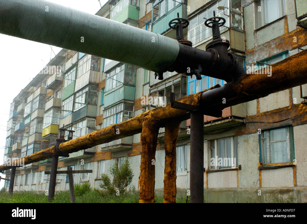 I tubi di acqua calda di riscaldamento per appartamenti durante l'inverno in Nevelsk Isola Sakhalin in Russia 2004 Foto Stock