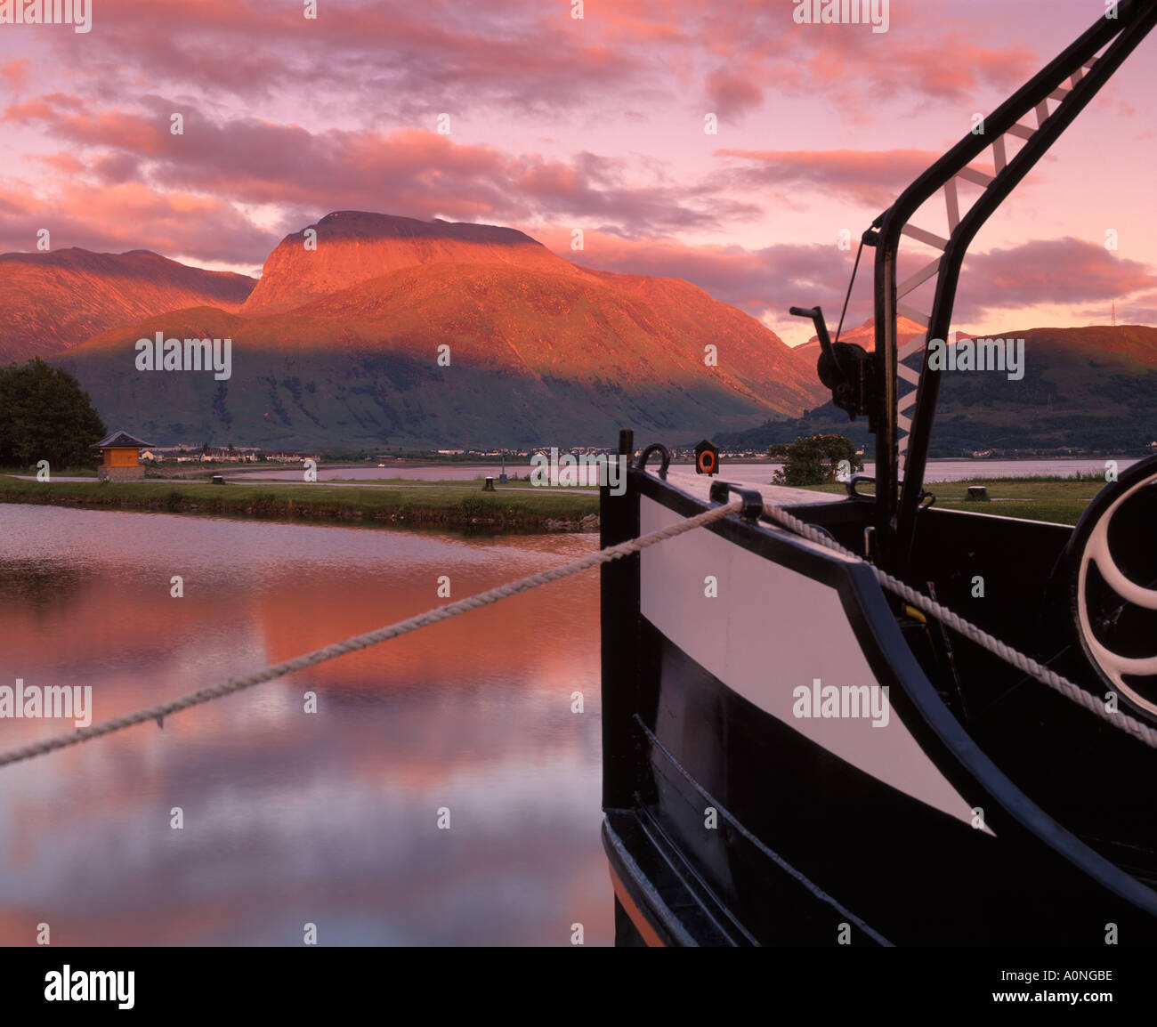 Il Caledonian Canal e Ben Nevis, Corpach, vicino a Fort William, Lochaber, Highland, Scotland, Regno Unito Foto Stock