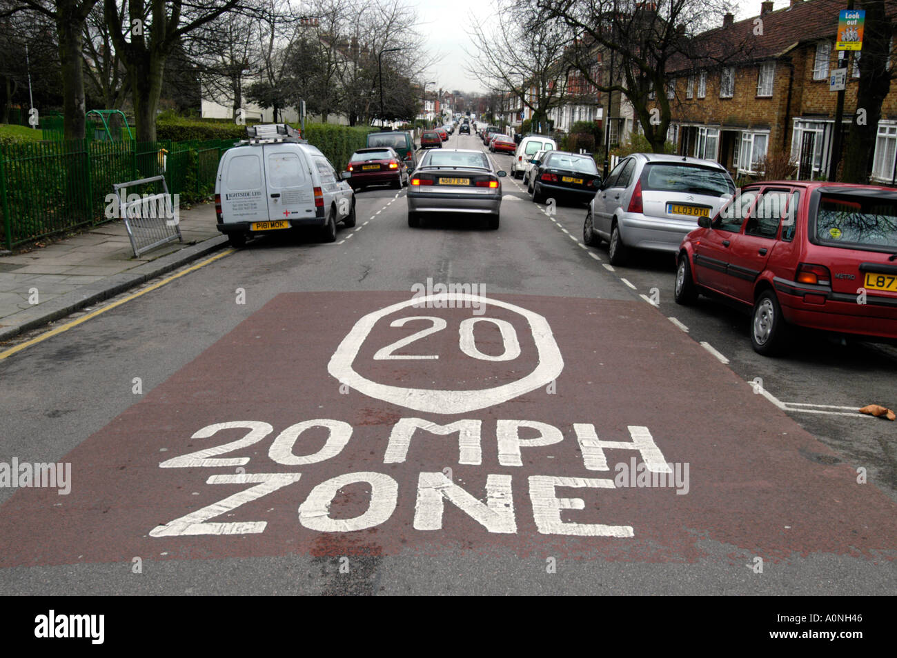 20 mph velocità limitata zona in strada residenziale, Haringey, London, England, Regno Unito Foto Stock