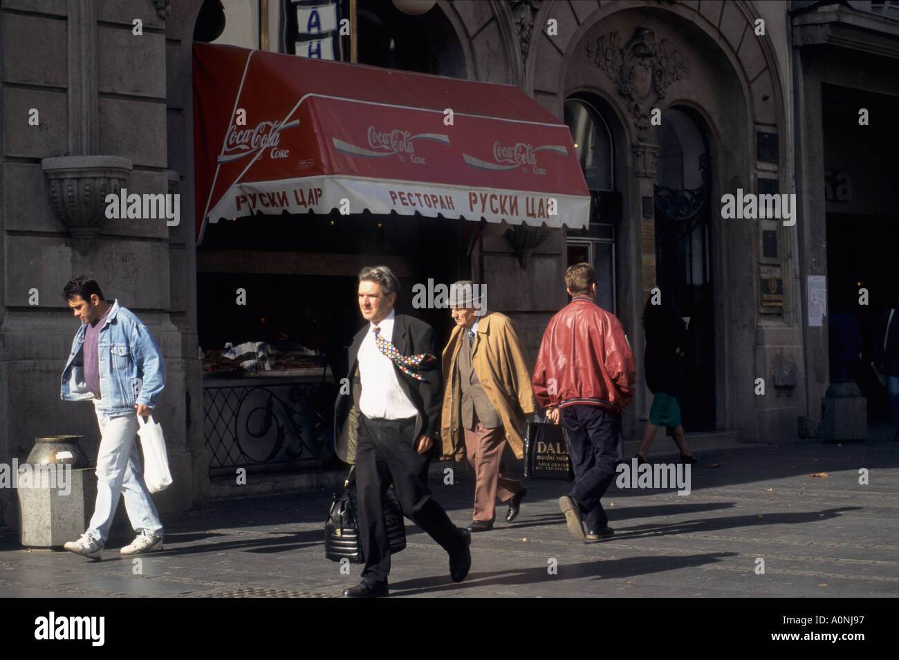 A Belgrado, in Serbia. La gente che camminava per strada davanti al ristorante chiamato zar russo. Foto Stock