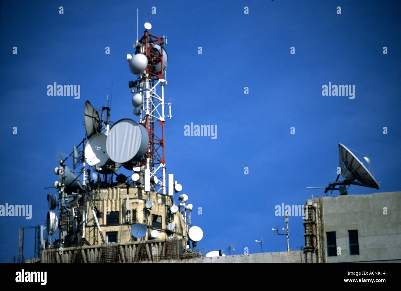 Brasov, Romania. Torre Telecom con antenne paraboliche sul tetto di un edificio. Foto Stock