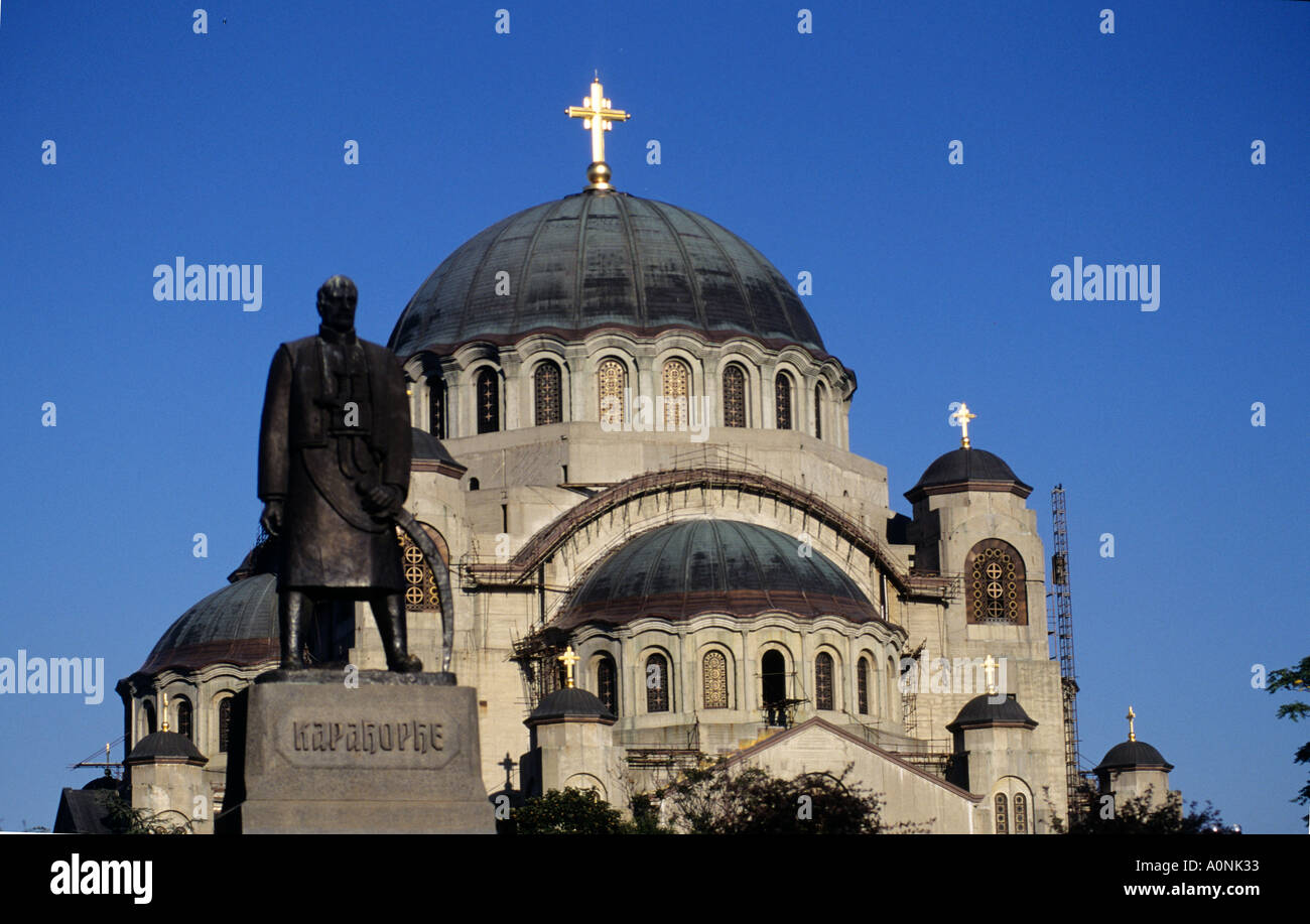 Belgrado, Serbia, Jugoslavia. San Sava chiesa ortodossa, sul Vracar altopiano con una statua di Karadjordje con una spada. Foto Stock