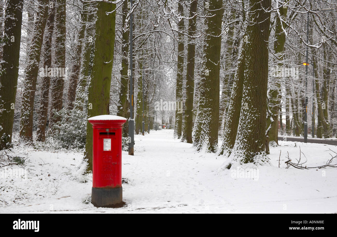 Pilastro rosso nella casella di neve nel nord dello Yorkshire, Inghilterra Foto Stock