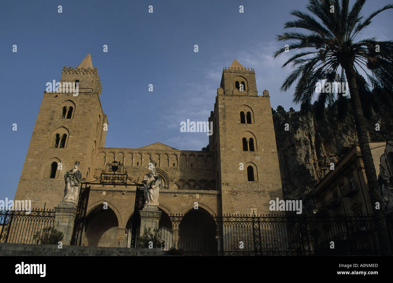 Cefalu Cathedral fondata 1131 da Ruggero II conquistatore normanno della Sicilia Italia Foto Stock