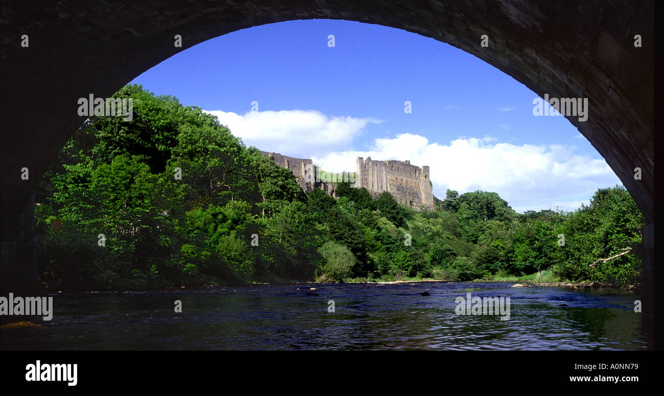 Il fiume Swale e il castello di Richmond North Yorkshire Foto Stock