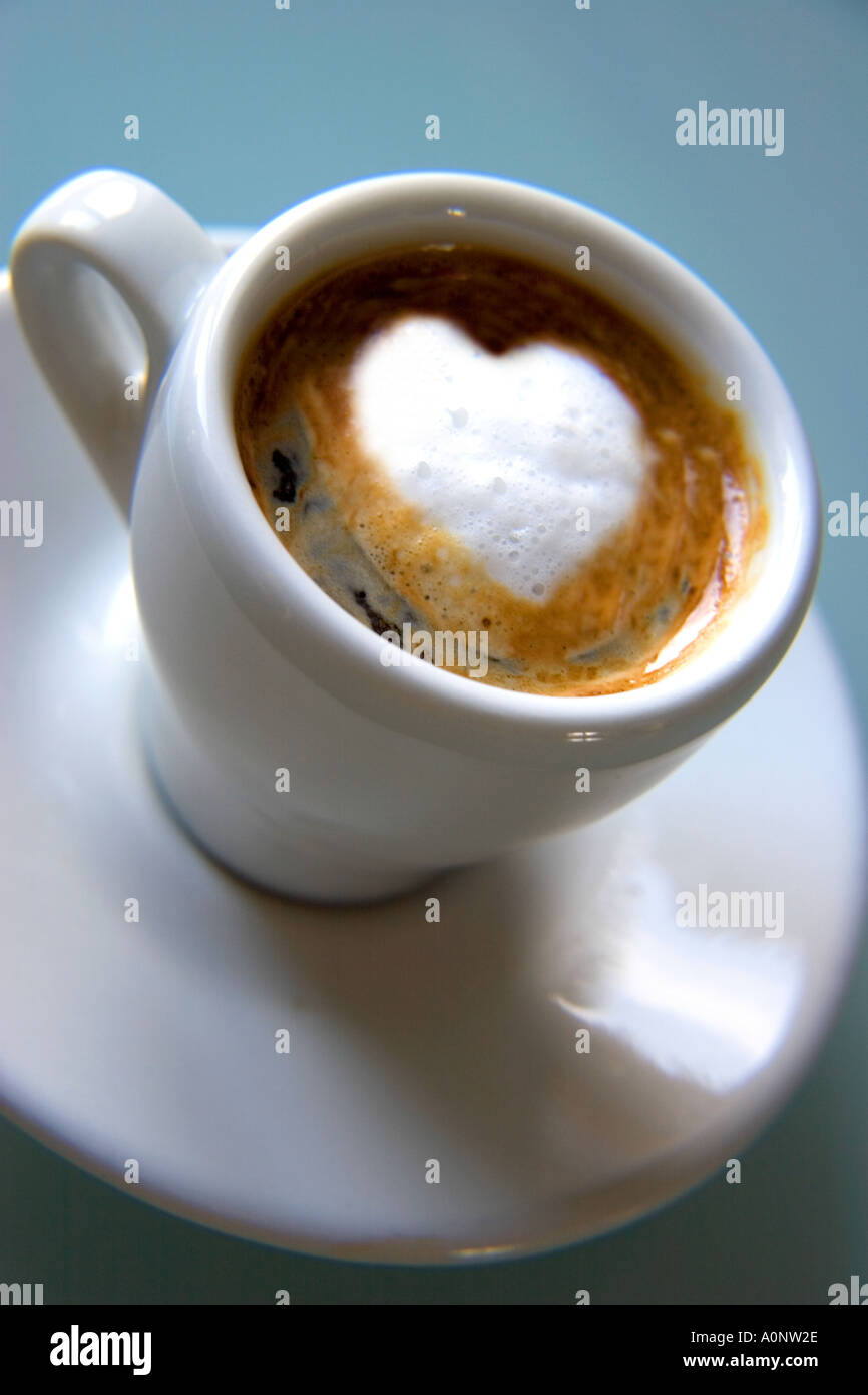 Tazza da caffè con cuore schiuma sagomato Foto Stock