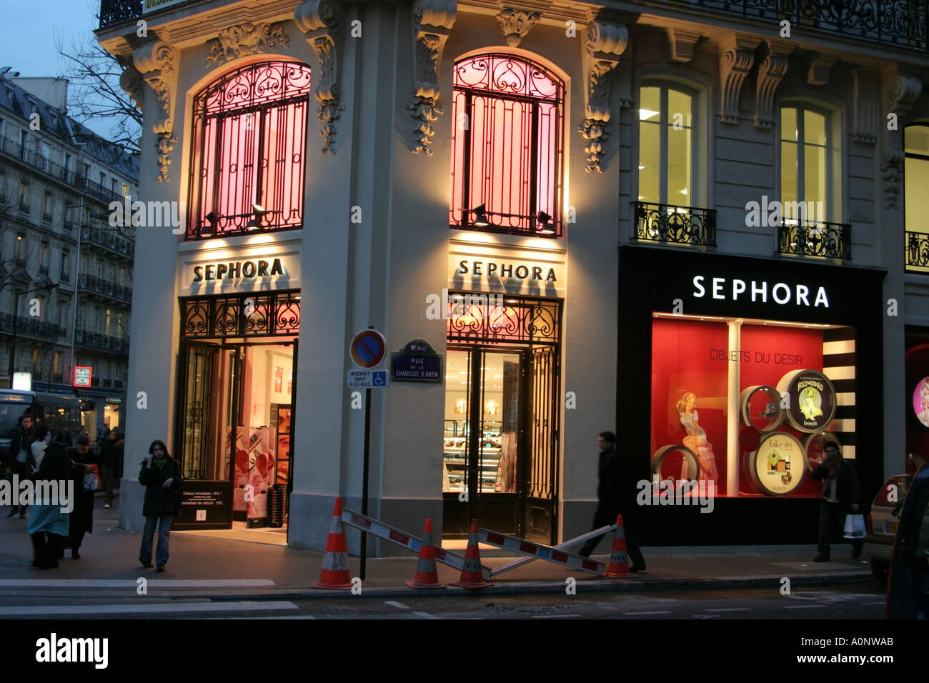 Sephora profumi e cosmetici negozio a Parigi Francia al crepuscolo Foto  stock - Alamy