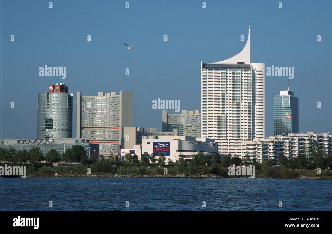 La moderna Vienna al fiume Danubio Foto Stock