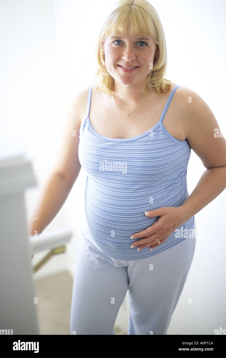 Donna incinta salendo le scale Foto Stock