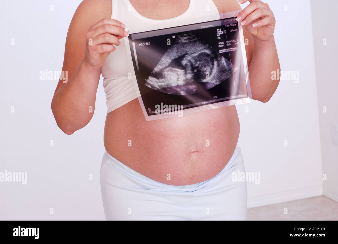 Donna incinta azienda foto di ultrasuoni Foto Stock