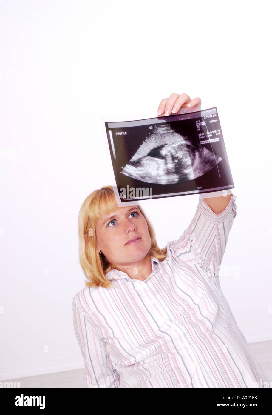 Donna incinta azienda foto di ultrasuoni Foto Stock