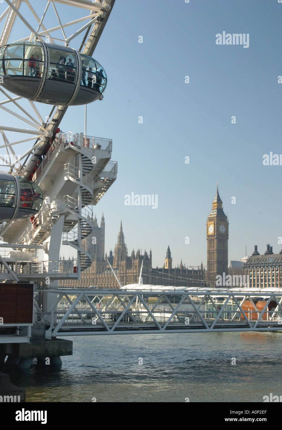 Big Ben vicino al London Eye Foto Stock