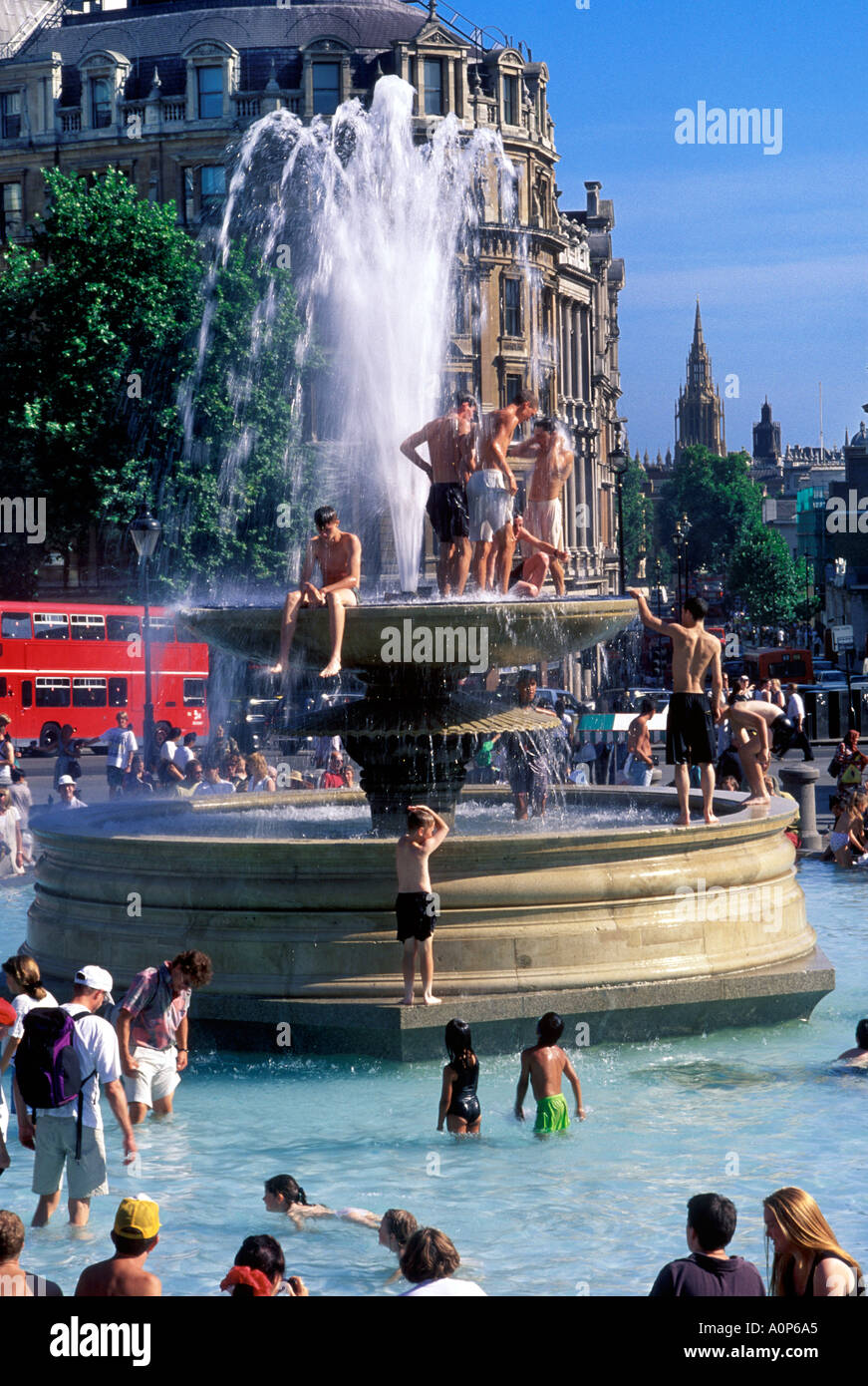 Ondata di caldo a Trafalgar Square a Londra Foto Stock