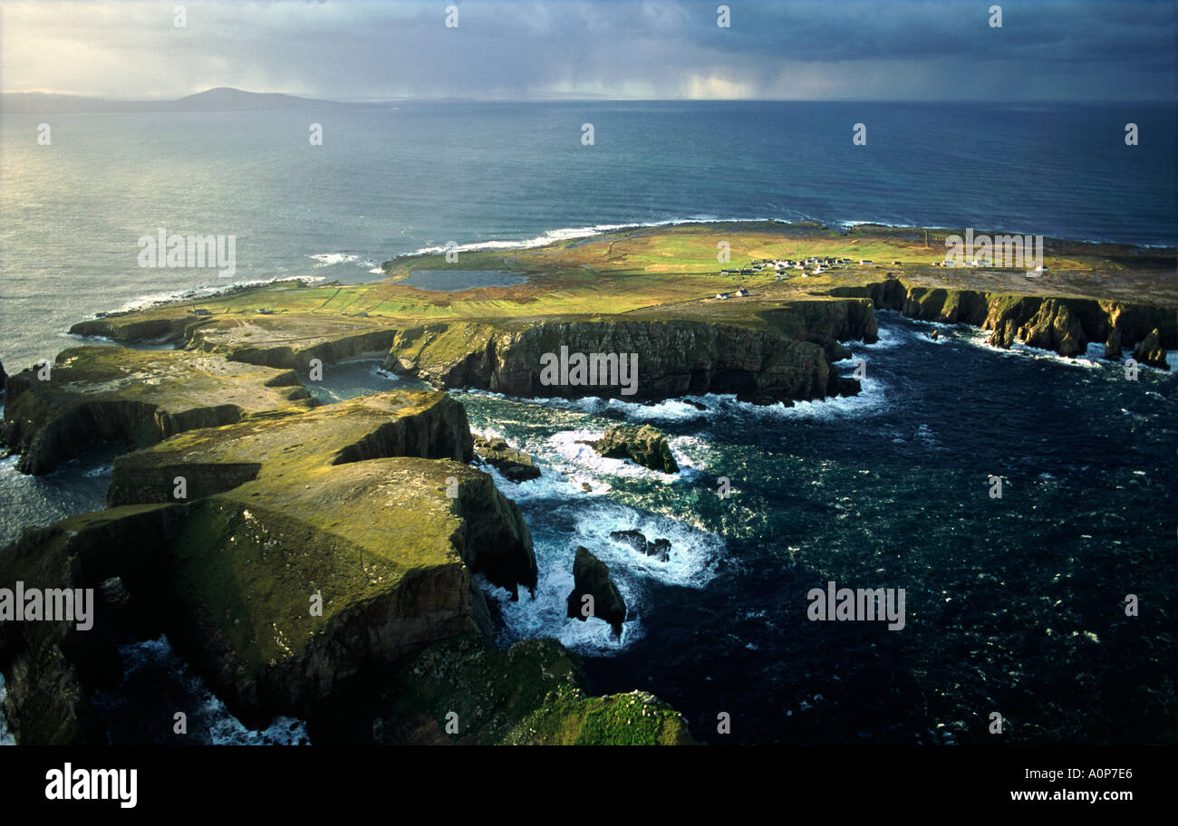 West su Tory isola al largo della costa della contea di Donegal, Irlanda mostra sito preistorico di Balor forte sulla penisola più vicino. Foto Stock
