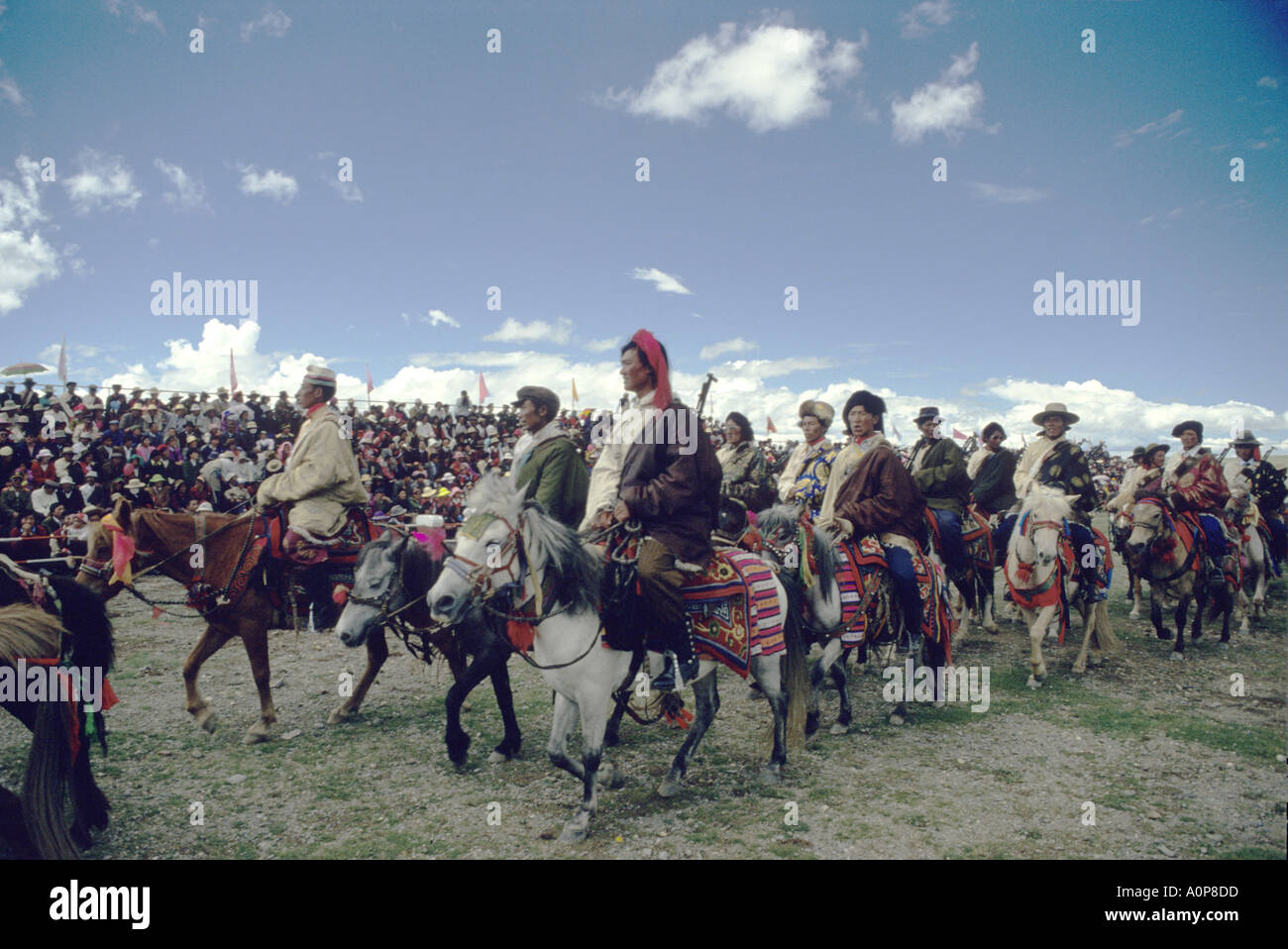 Kampas tribali nomadi cavalieri sfilano i loro cavalli al Naqu annuale fiera cavalli in Tibet Foto Stock