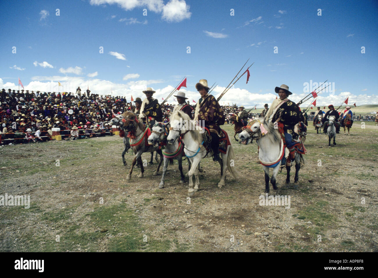 Cavalieri sfilano i loro cavalli al Naqu Fiera Cavalli in Tibet Foto Stock