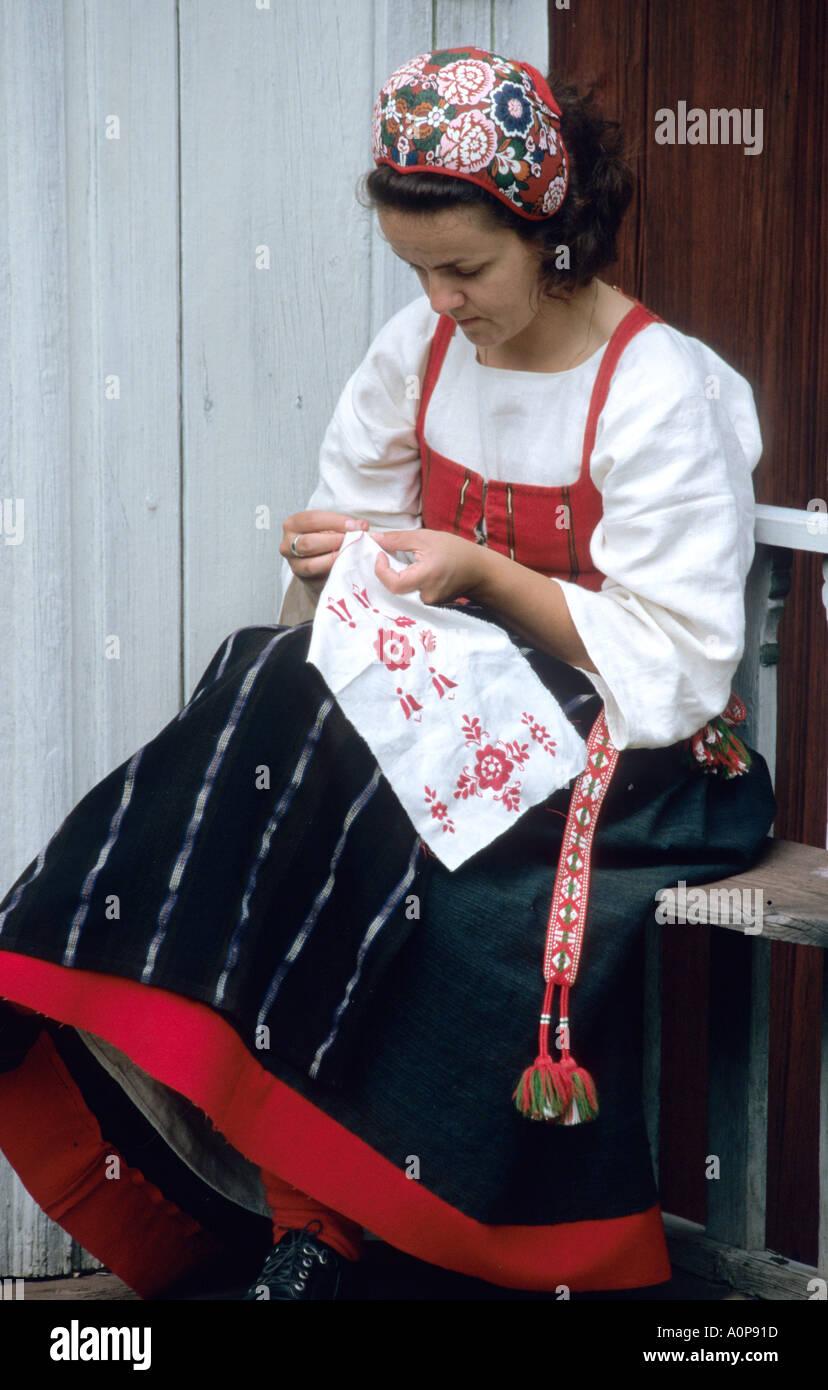 A Skansen museo vivente,a Stoccolma, Svezia costume tradizionale è usurato  e stile di vita seguita Foto stock - Alamy