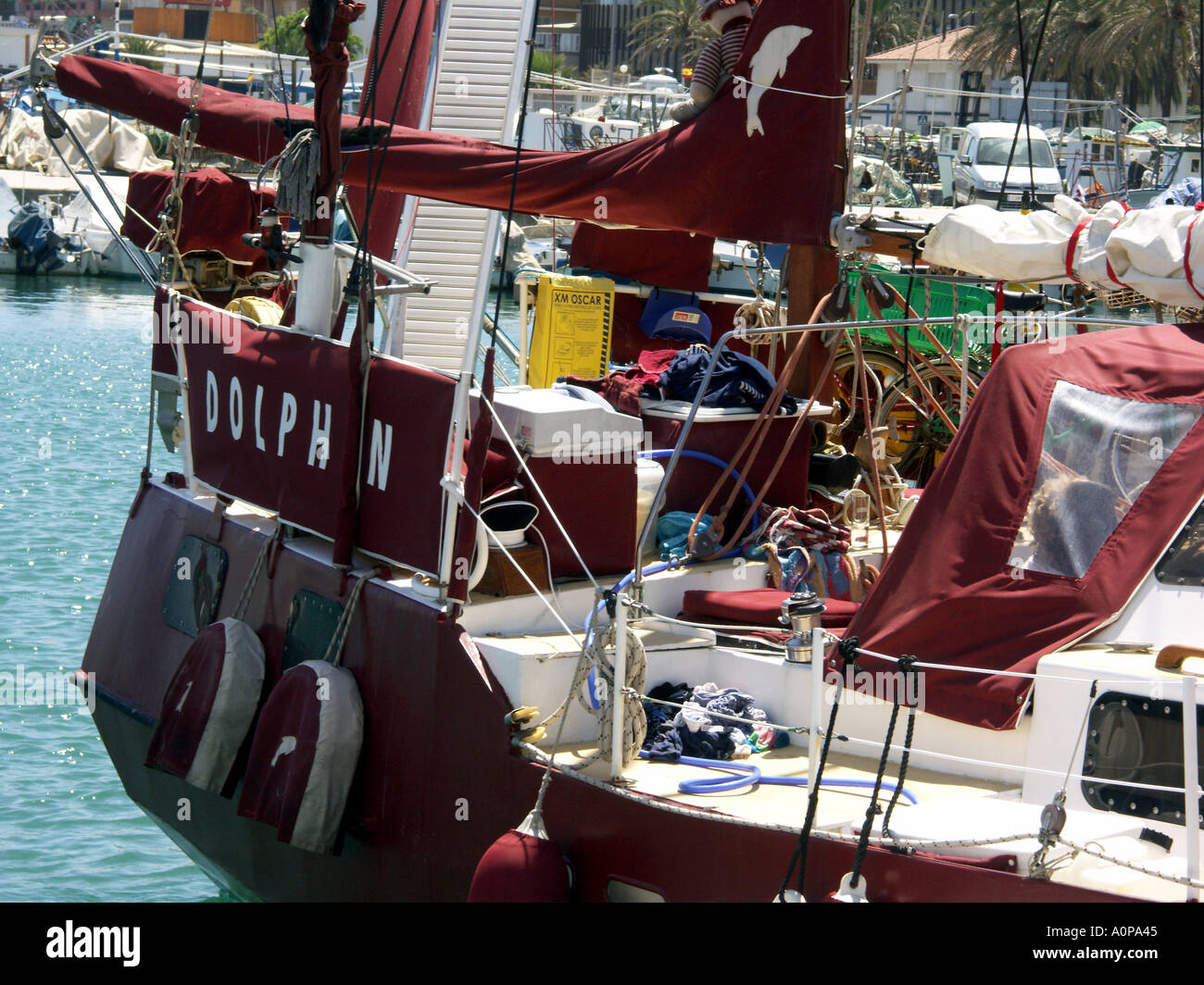 Barca a vela delfino nel porto di Fuengirola Costa del Sol Spagna Foto Stock