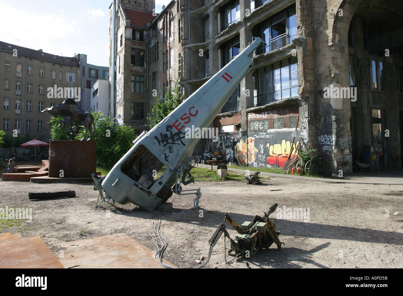 Elicottero scultura in arti spazio dietro un edificio accovacciata a Berlino Germania Foto Stock