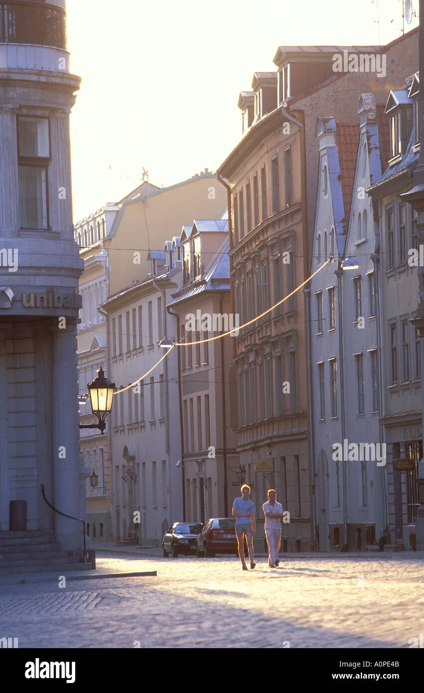 Persone che camminano giù dalla cattedrale del Duomo Square Riga, Lettonia Foto Stock