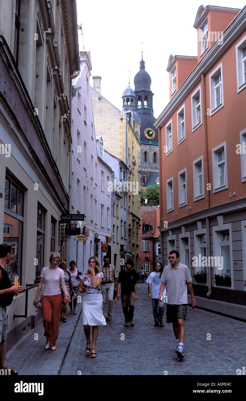 Lettonia Riga strada stretta a Riga Città Vecchia con la Chiesa del Duomo in background Foto Stock