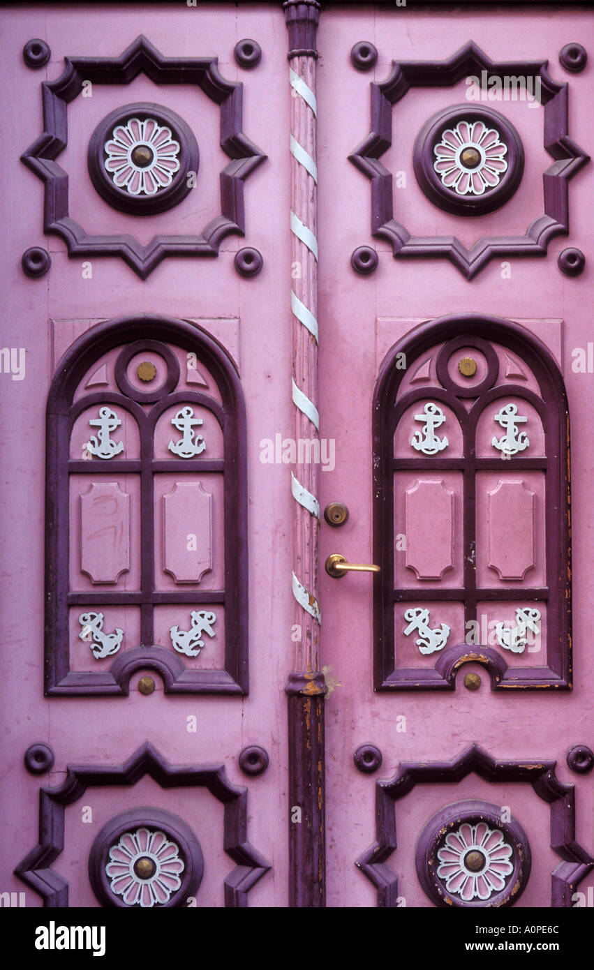 Tipica tradizionale decorata porta in legno Tallinn Estonia Foto Stock