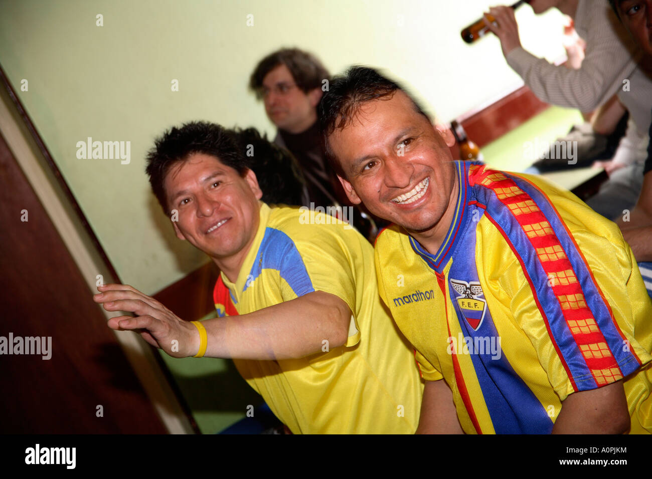 Ecuador tifosi festeggiare obiettivo come battere team Costa Rica 3-0, 2006 Coppa del Mondo di calcio, Rincon ecuadoriano Bar ristorante, Londra Foto Stock