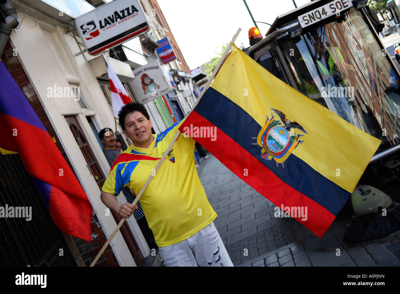 Ecuadorean celebra la vittoria di 3-0 vs Costa Rica, 2006 Coppa del Mondo di calcio, Rincon Bar/ristorante, Londra Foto Stock