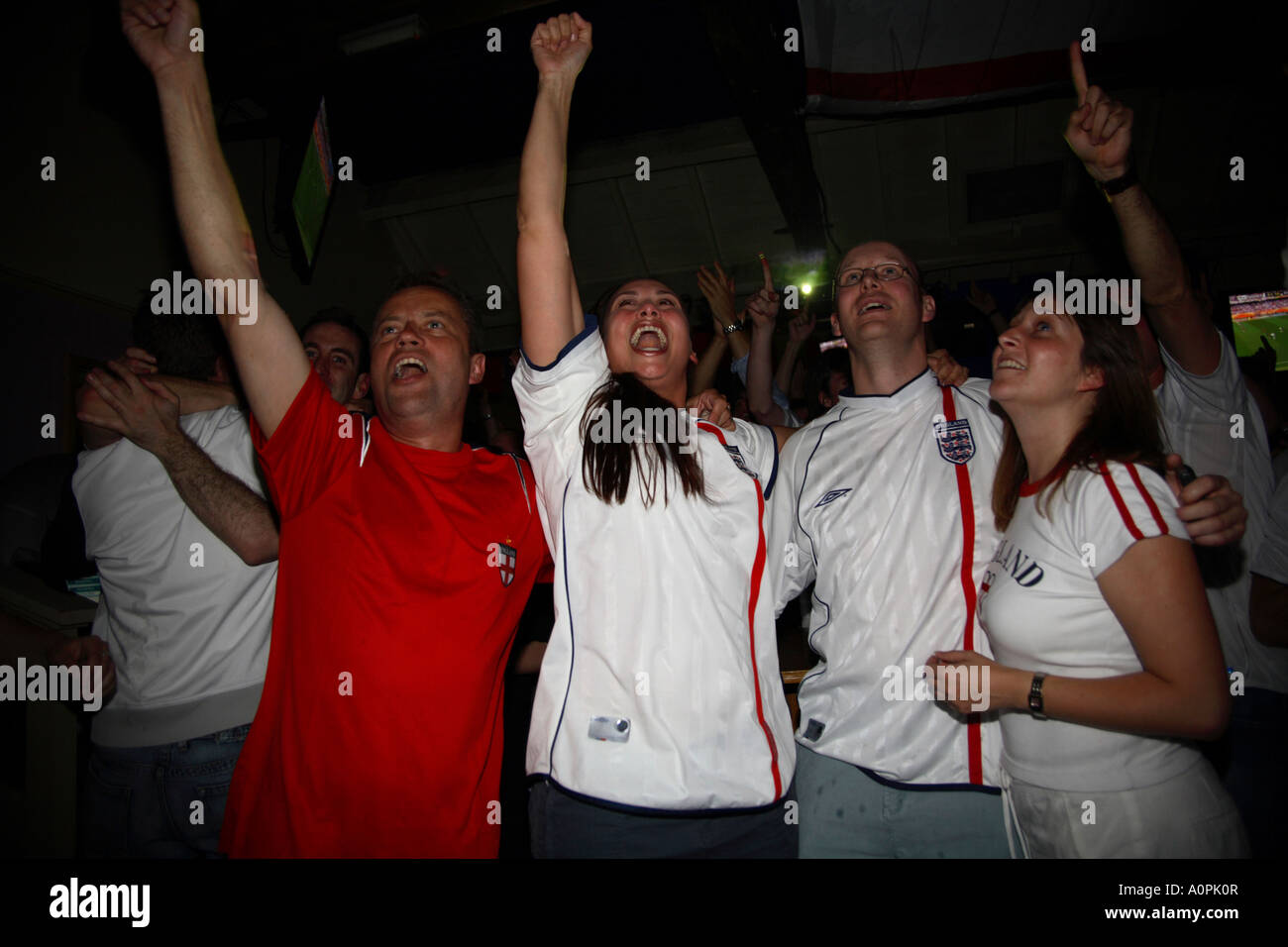 Tifosi inglesi celebrare dopo il primo obiettivo durante 2-0 conquistare Trinidad & Tobago, 2006 Fase finale della Coppa del mondo, famoso dei Tre Re, Londra Foto Stock