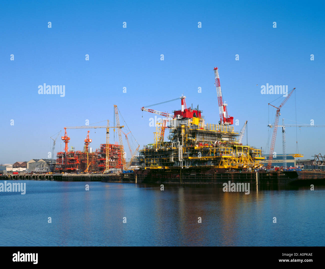 Il petrolio del Mare del Nord rig costruzione (modulo su una chiatta pronto per galleggiare), sul fiume Tyne, Wallsend, tyneside, tyne and wear England Regno Unito Foto Stock
