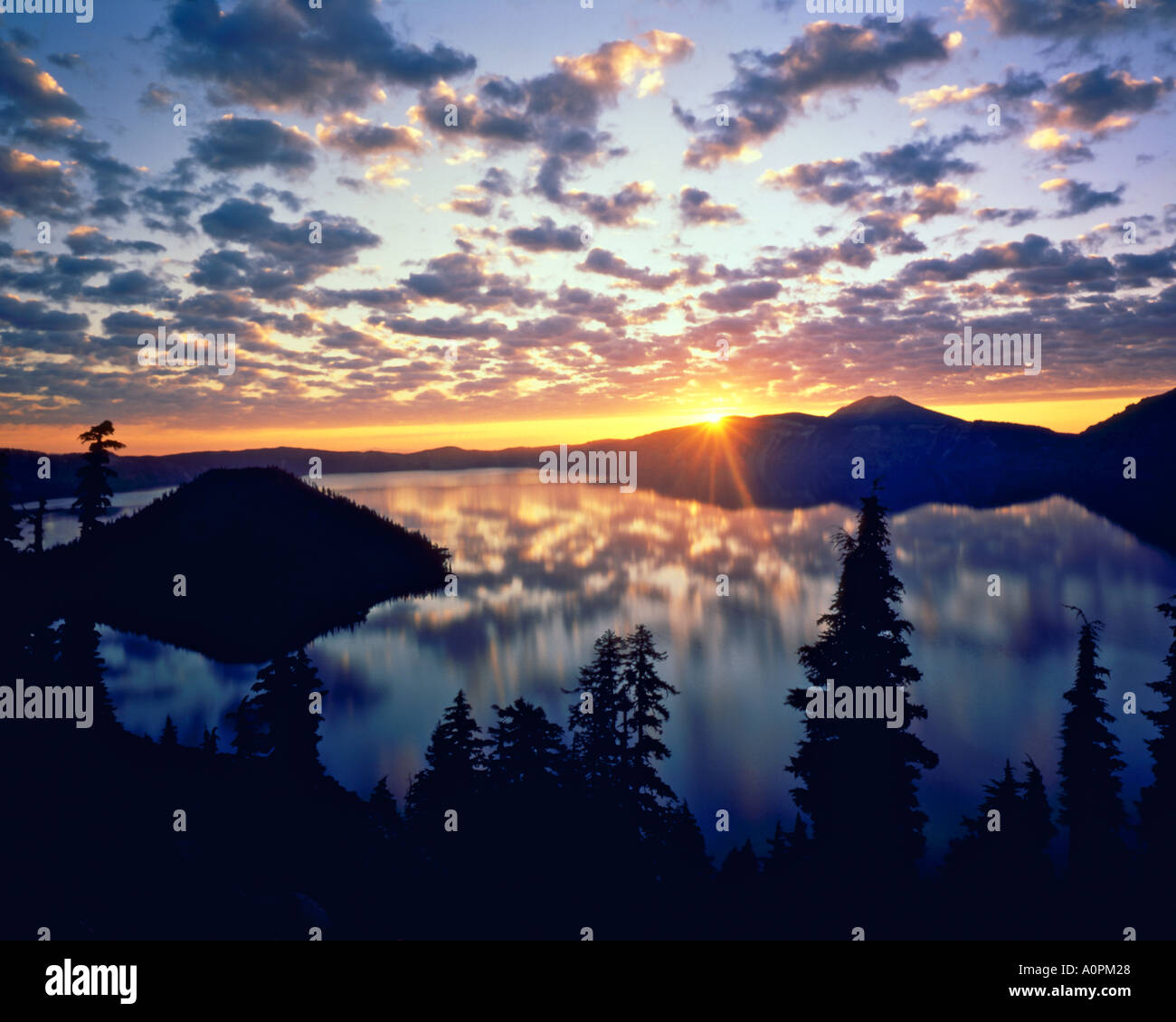 Il cratere del lago Wizard Island all'alba parco nazionale di Crater Lake cascata serie Oregon Foto Stock