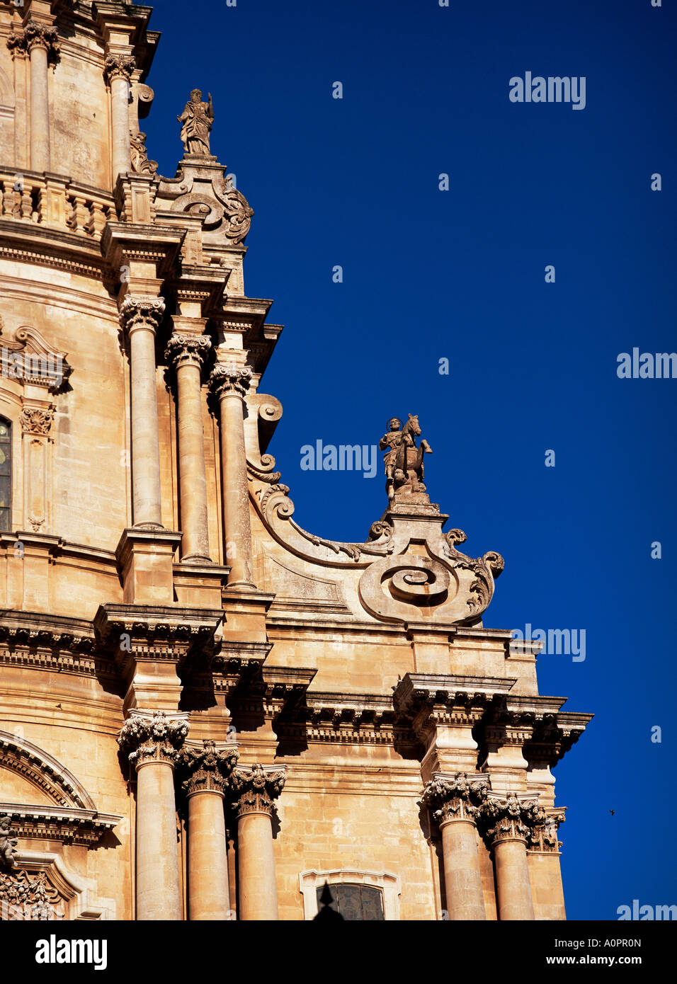 Dettaglio, compreso la statua equestre di San Giorgio di Rosario Gagliardi San Giorgio Ragusa Ibla Sicilia Italia Europa Foto Stock