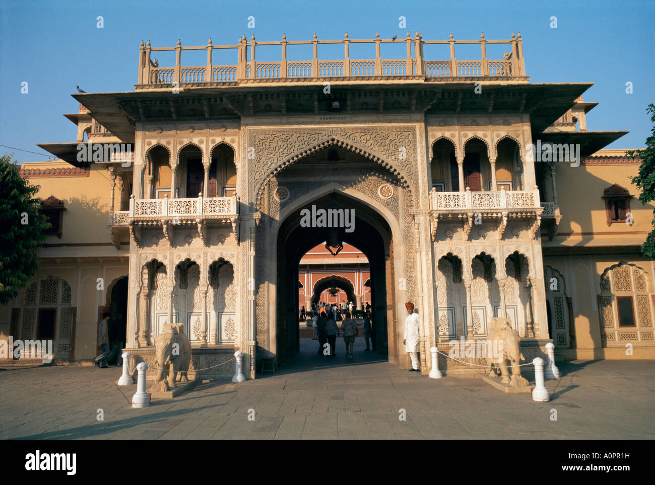 Rajendra Pol gateway tra i cortili della città Palace Jaipur Rajasthan India Asia Foto Stock