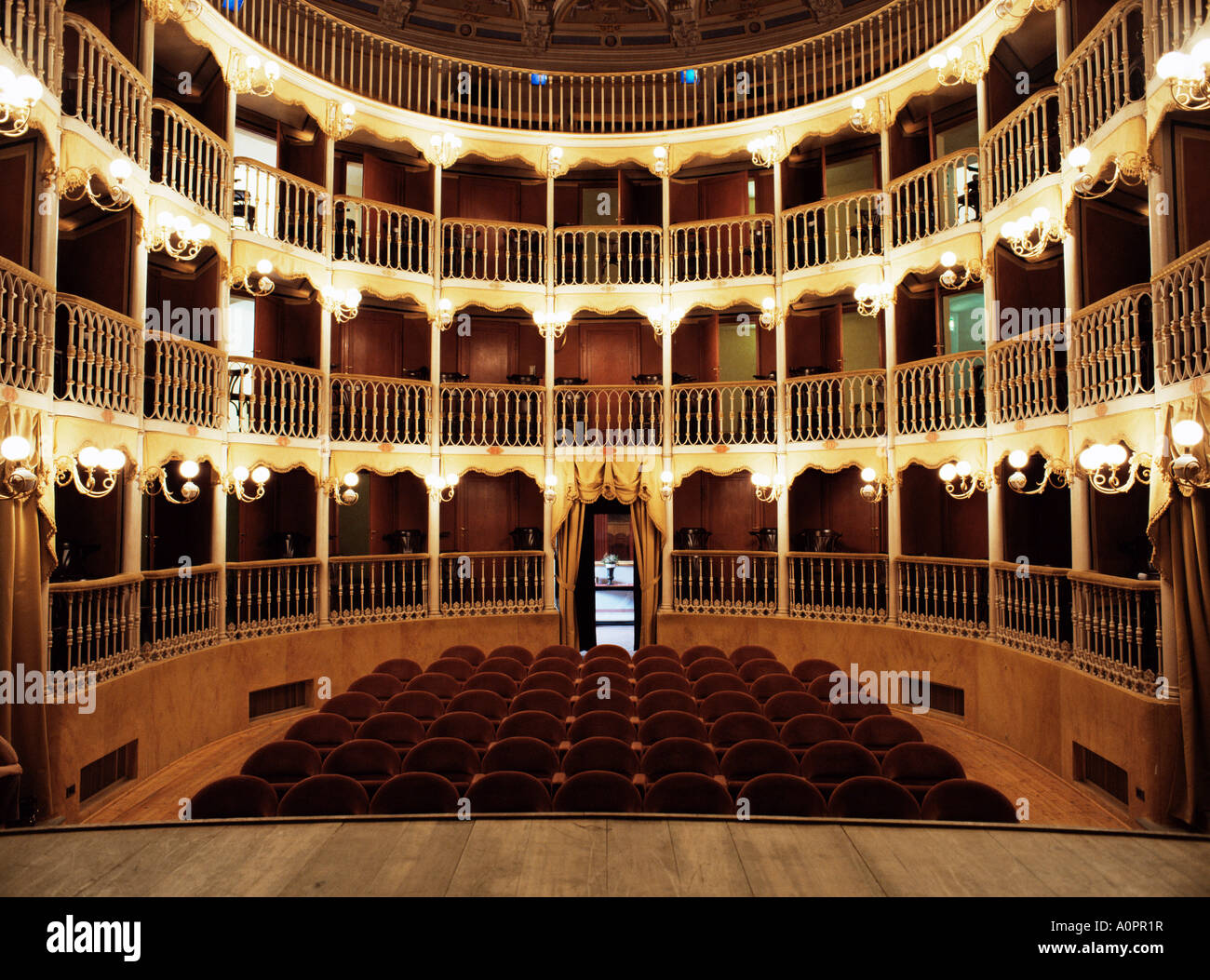 Teatro Torti recentemente ristrutturato del XIX secolo teatro entro il  guscio gotica dell ex Palazzo dei Consoli Bevagna Umbria Italia Foto stock  - Alamy
