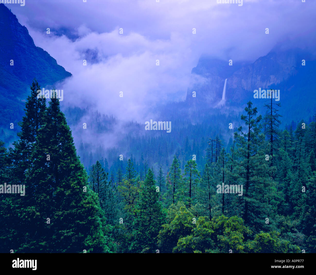 Tempesta di primavera nella Yosemite Valley oltre Bridalveil Falls Yosemite National Park in California Foto Stock