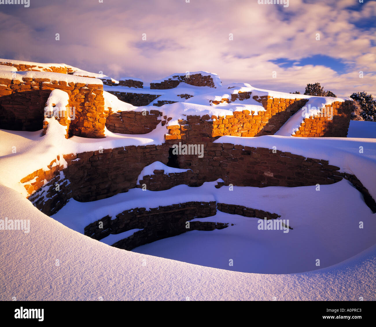 Punto di vista lontano rovina all'alba d'inverno Hisatsenom Kiva in primo piano il Parco Nazionale di Mesa Verde Colorado Foto Stock