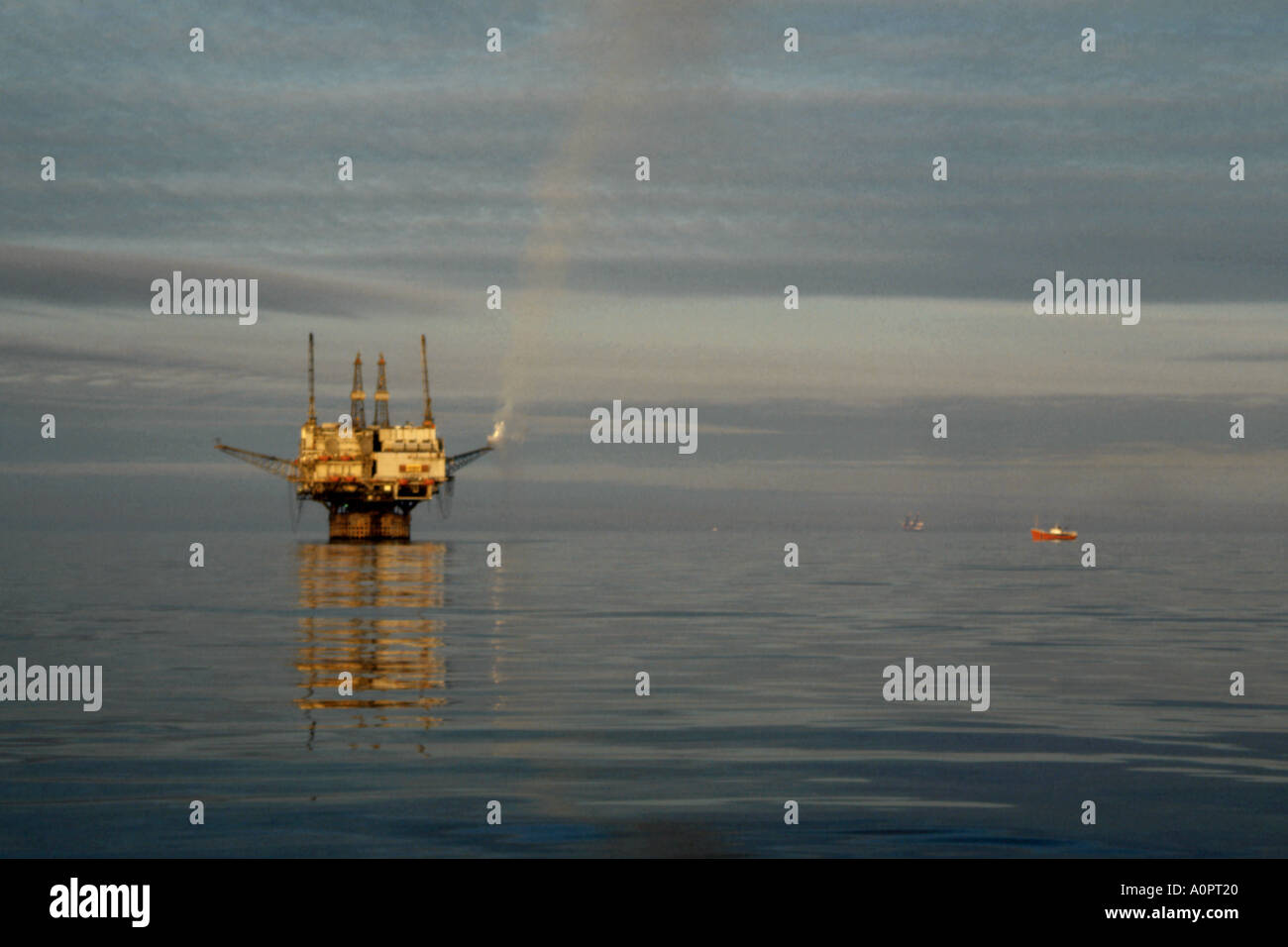 Ninian centrale di petrolio del Mare del Nord si vede la piattaforma su un mare oleoso, Scotland, Regno Unito. Foto Stock