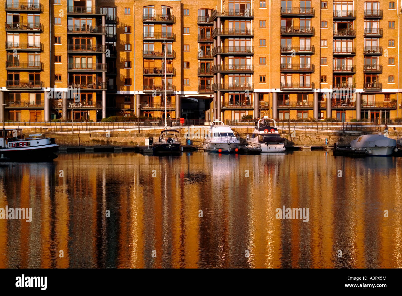 St Katharine s Dock Londra England Regno Unito Europa Foto Stock