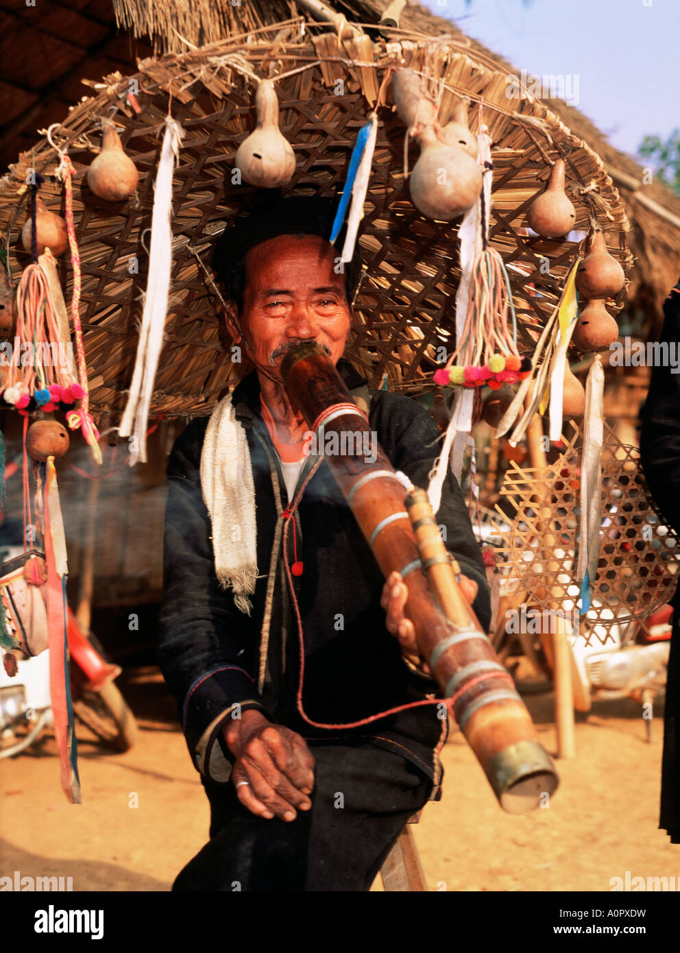 Smoker in Akha village Golden Triangle tubo Thailandia Asia del sud-est asiatico Foto Stock