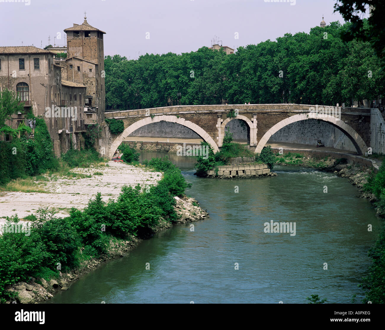 Ponte Quatro Capi Pons Fabricius risalente al 62BC Fiume Tevere Roma Lazio Italia Europa Foto Stock