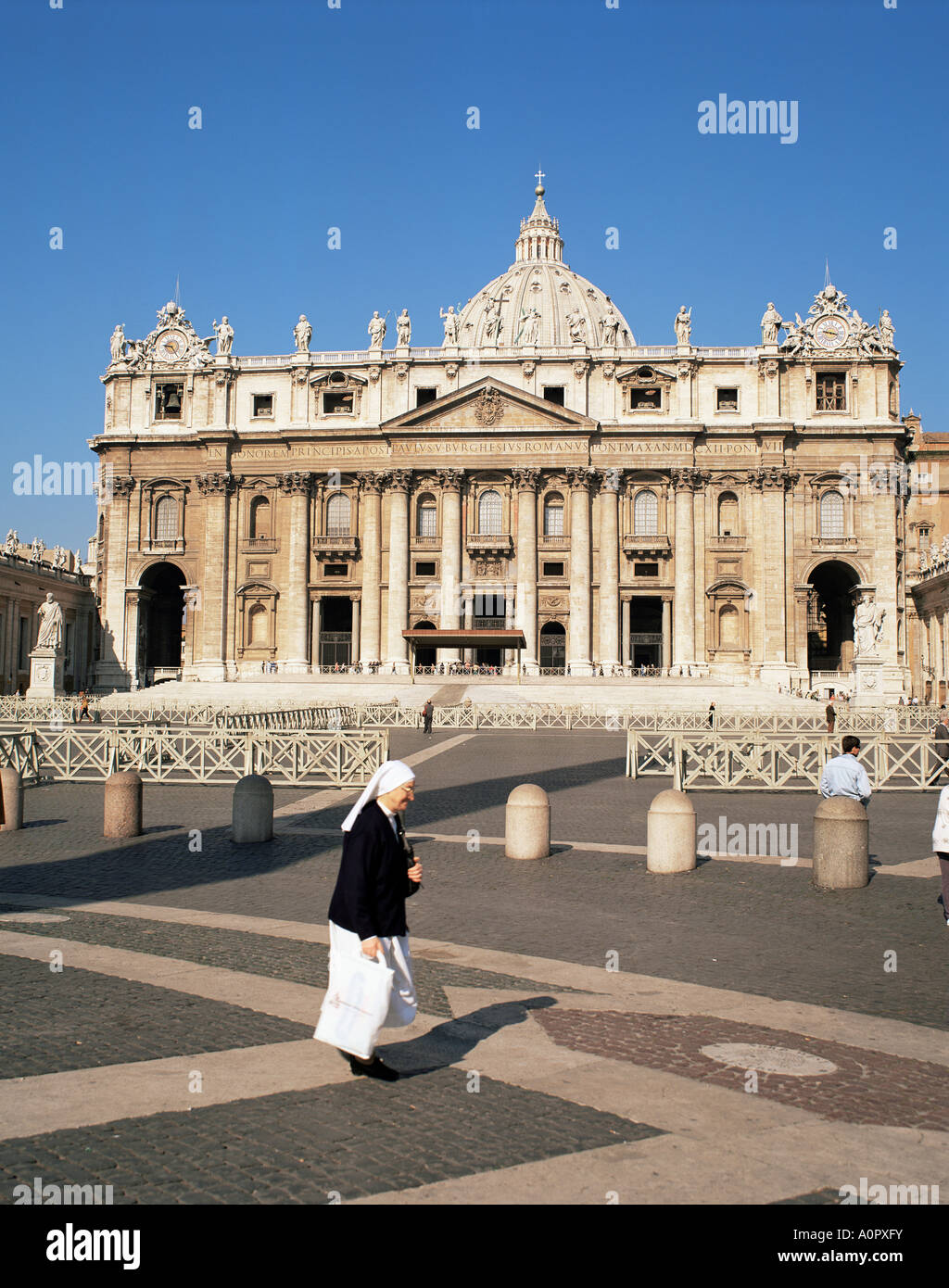 Nun in Piazza San Pietro Vaticano Roma Lazio Italia Europa Foto Stock
