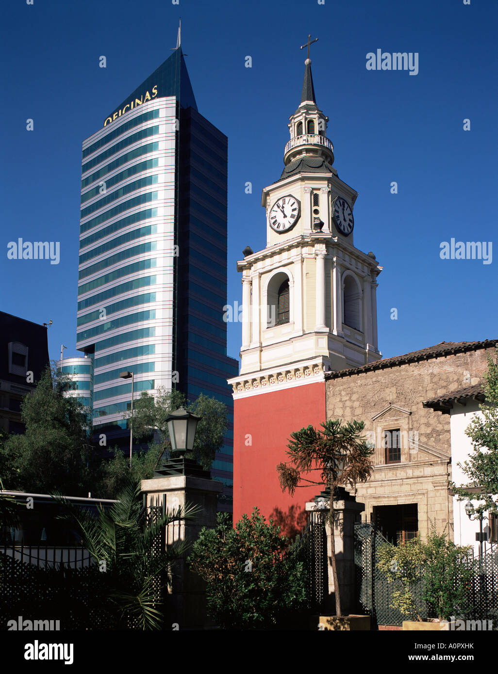 San Francsico chiesa e ufficio moderno Santiago del Cile America del Sud Foto Stock
