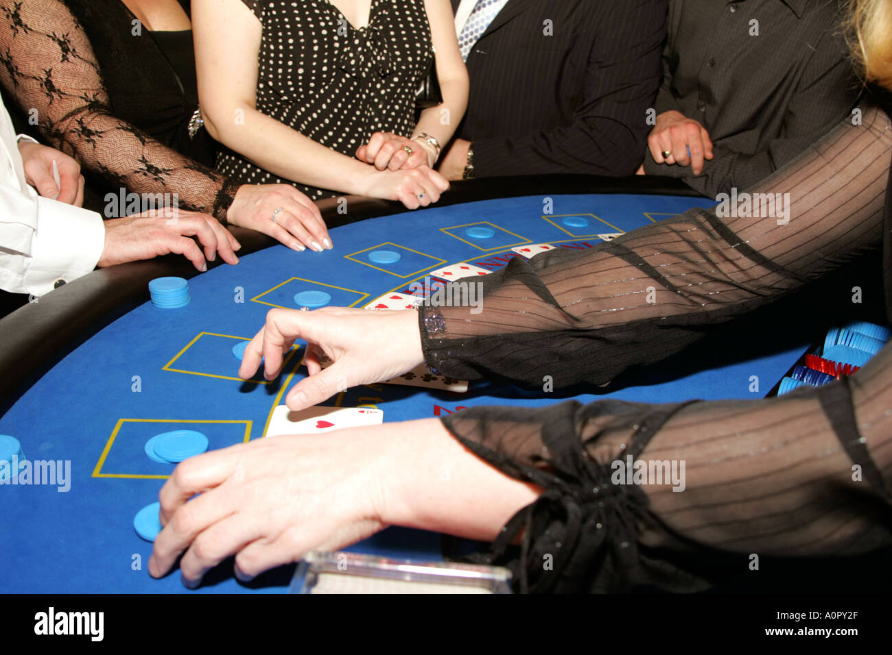 Croupier di fronte a carte blackjack tabella Foto Stock