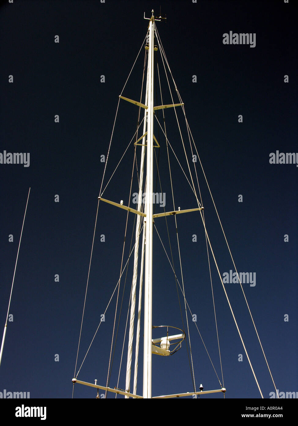 Montante di yacht contro il profondo blu del cielo Foto Stock