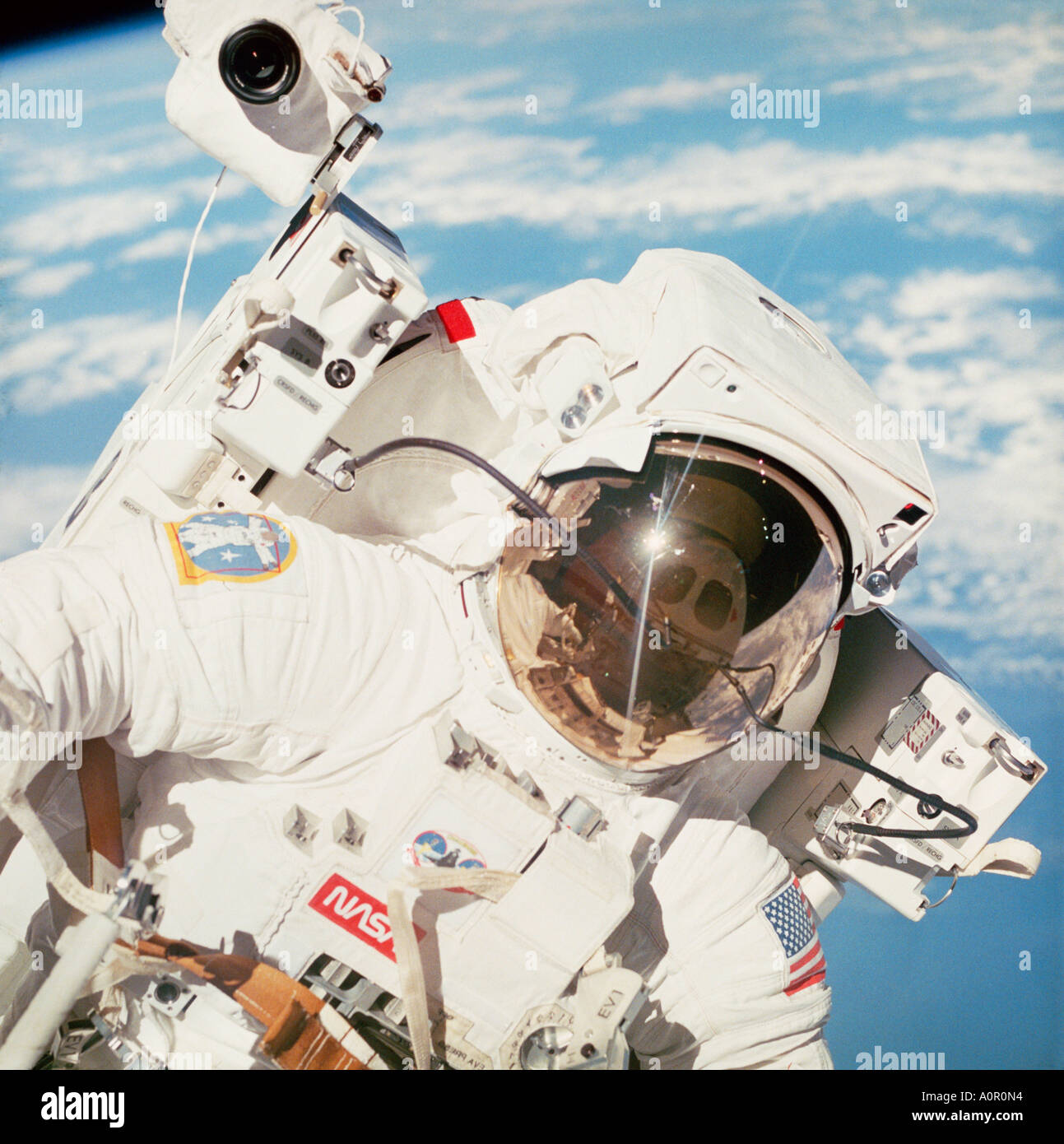Astronauta della NASA. Bruce McCandless II. Space Walk nell'orbita terrestre usando l'unità di manovra con equipaggio.1984. Foto Stock