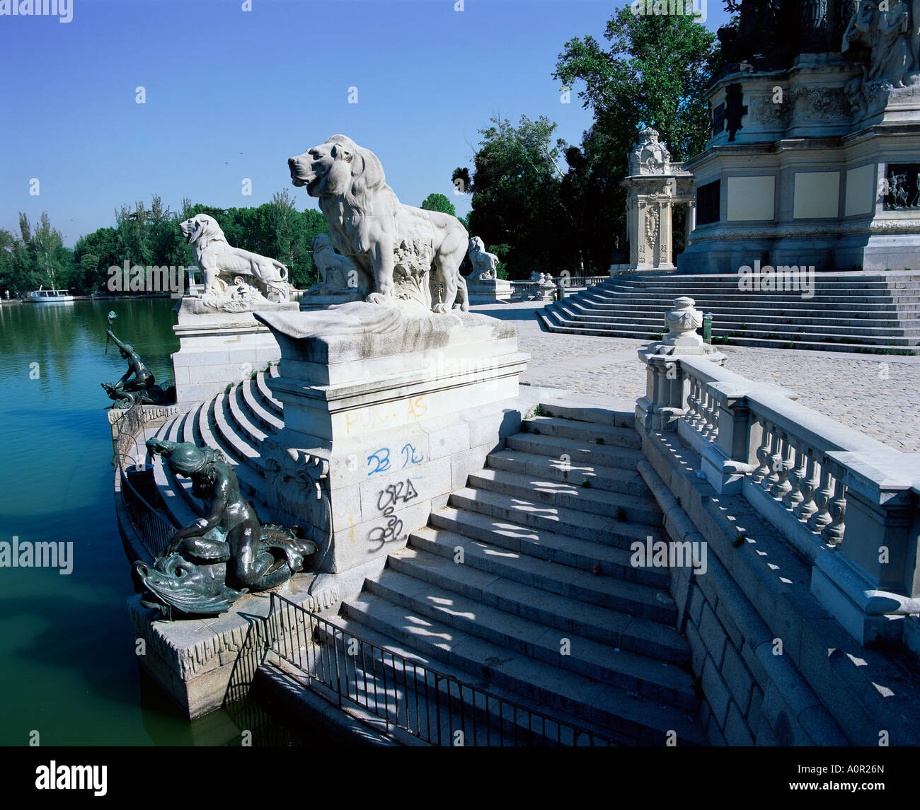 Gite in barca sul lago del Parque del Retiro Madrid Spagna Europa Foto Stock