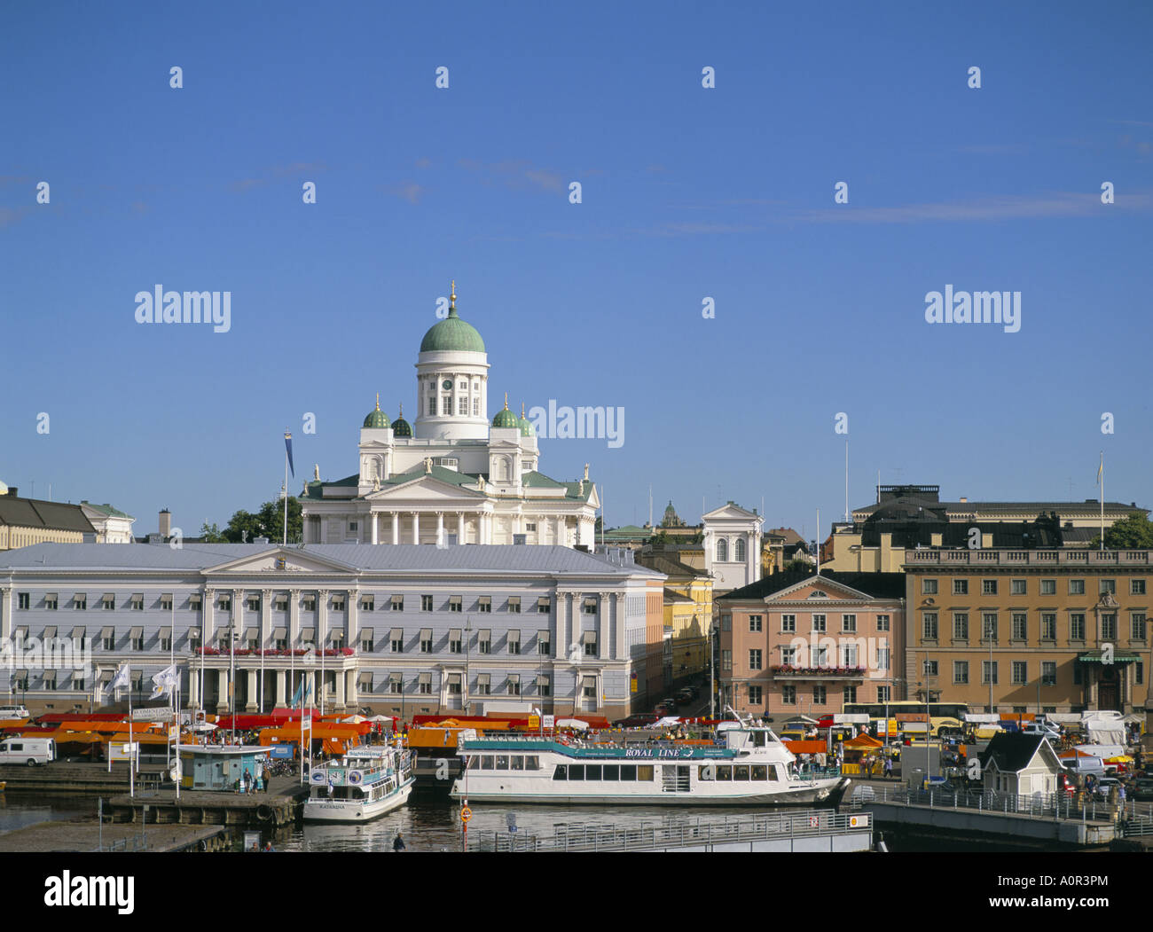 Lo skyline di Helsinki e chiesa bianca cattedrale luterana Helsinki Finlandia Scandinavia Europa Foto Stock