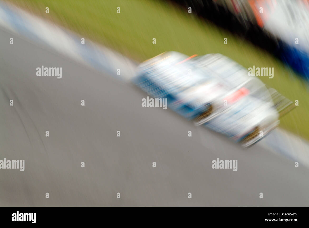 Racing corsa in auto motor sport auto rischio vincere perdere velocità rapida potenza di sfocatura movimento movimento potenza motore rischio concorrenza interesse maschio Foto Stock