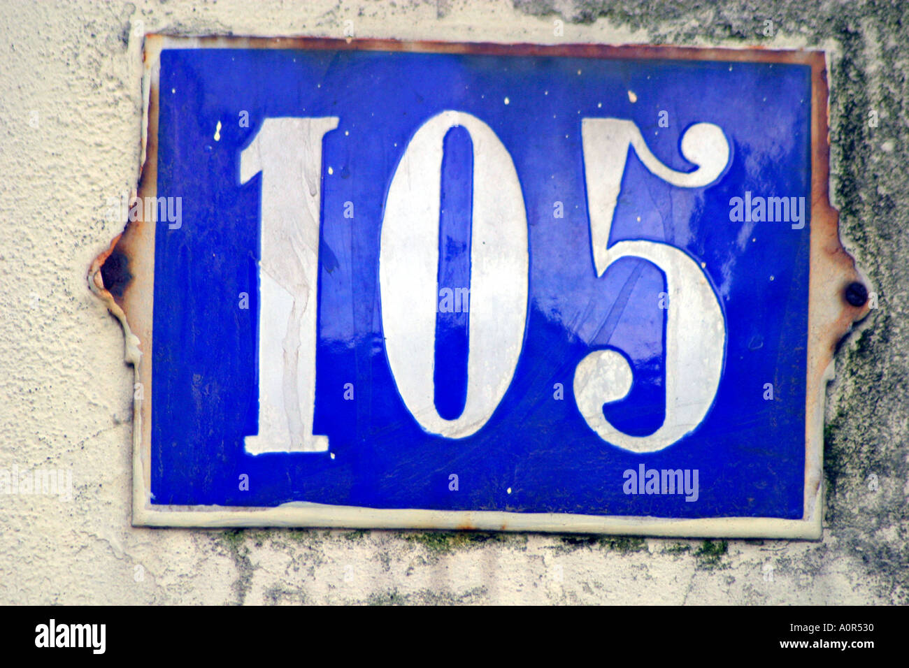 Numero 105 su un edificio Foto Stock