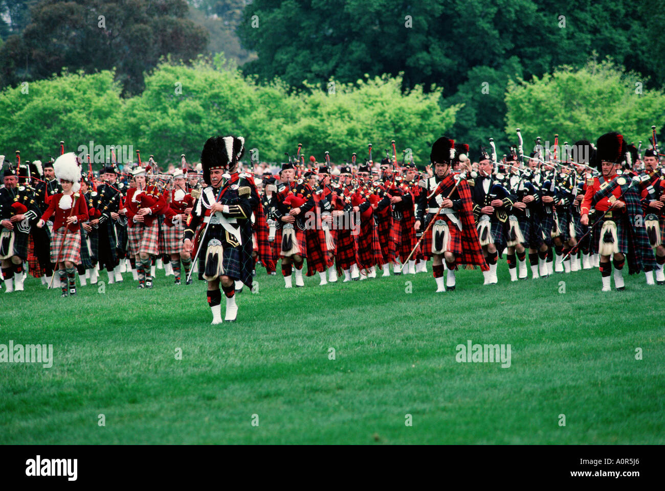 Militare scozzese banda di cornamuse a Braemar Highland Games. La Scozia, Regno Unito Foto Stock